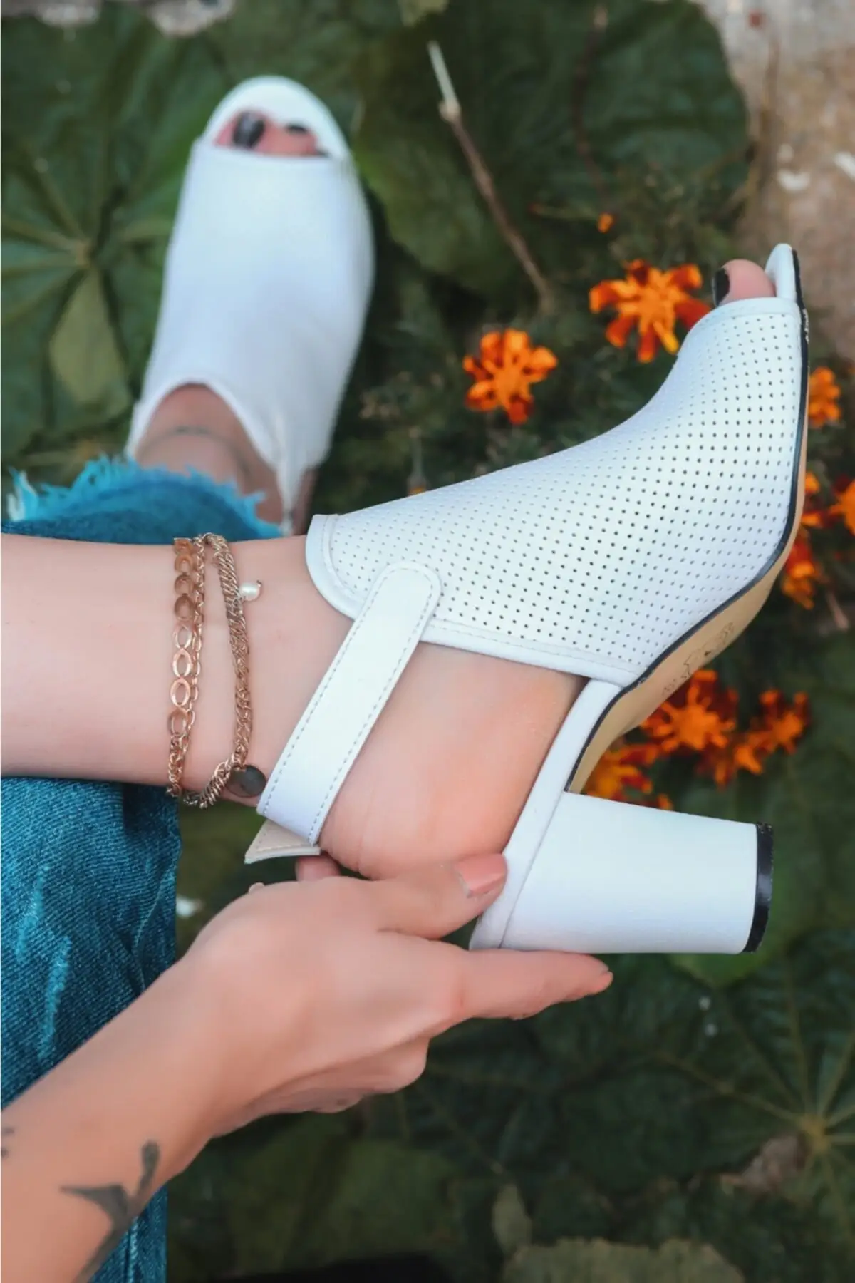 

Первый Класс из искусственной кожи белого цвета, в сеточку, на высоком каблуке женские босоножки OKT-KDN-KTP-224915