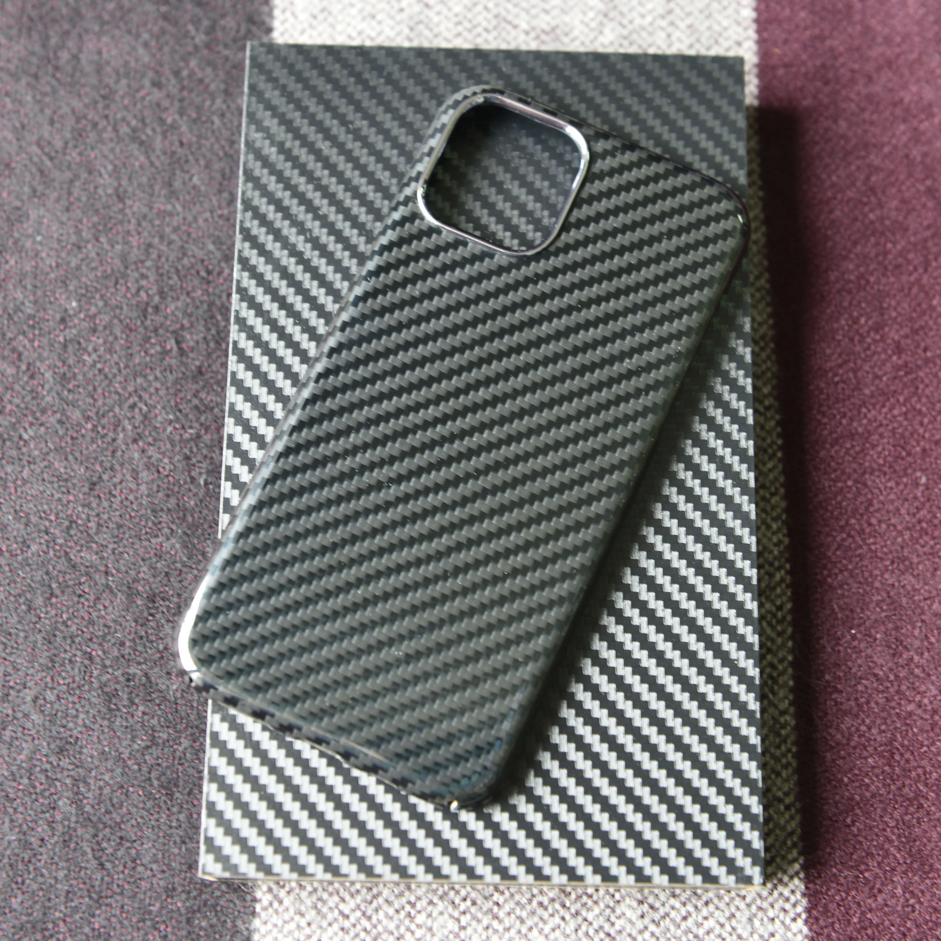 Улучшенный Суперлегкий глянцевый чехол из углеродного волокна для iPhone11