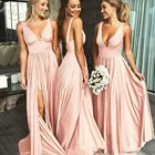 Платье подружки невесты розовое с разрезом сбоку, пикантное в пол, с завышенной талией, с V-образным вырезом, без рукавов, на широких бретельках, с открытой спиной