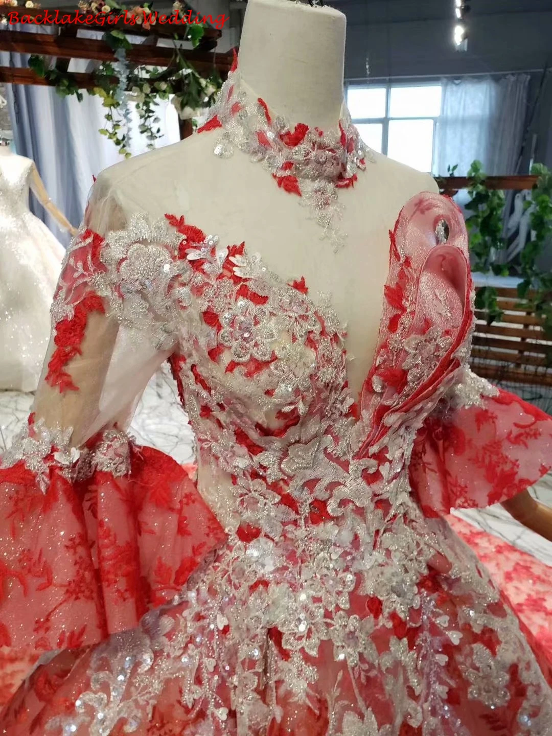 Красное Бальное Платье с ожерельем и Расклешенным рукавом аппликация из цветов