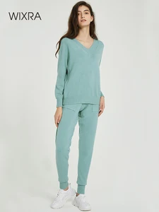 Костюм-двойка женский из свитера с V-образным вырезом и длинных брюк с карманами на осень и зиму