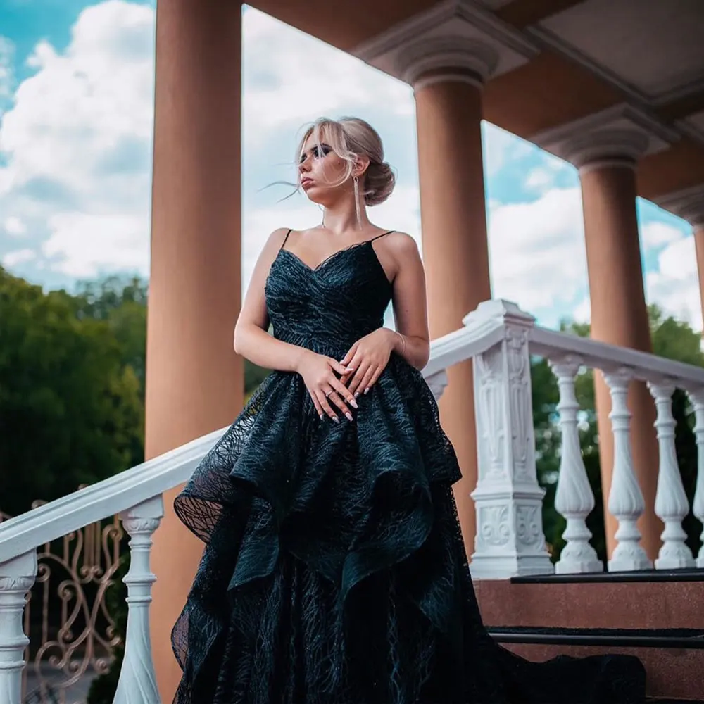 New Floor-Length Backless Lace V-Neck Sweep Train Spaghetti Strap Ruffles Tiered Ball Gown 2020 Long Prom Dress