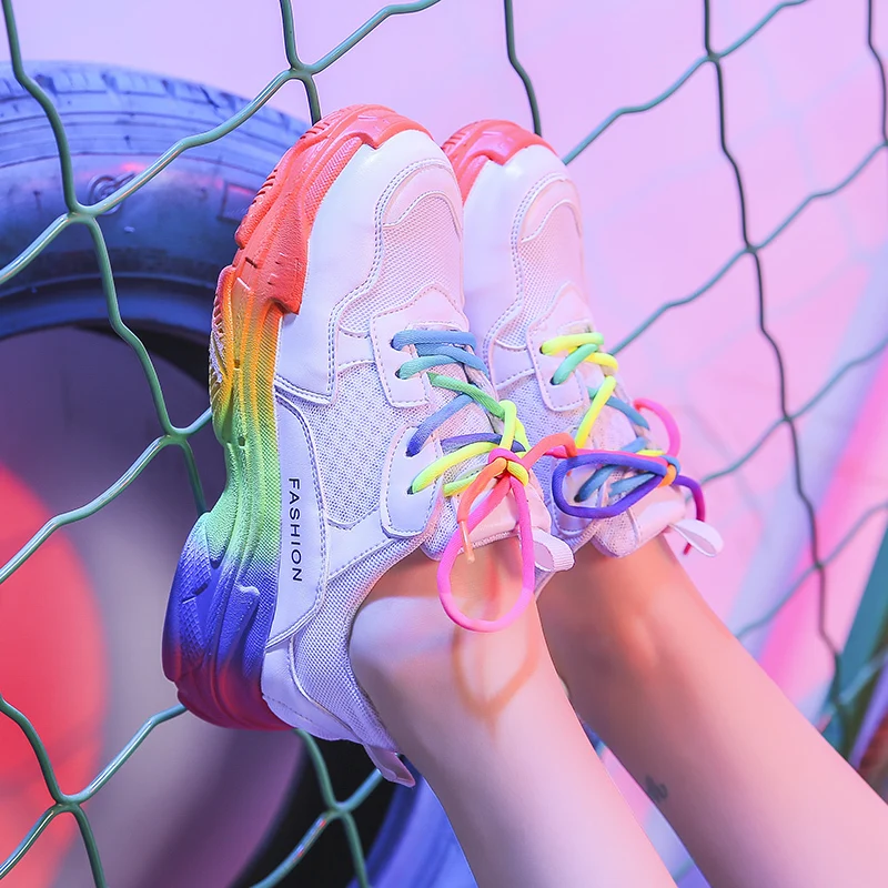 Женские кроссовки на массивной подошве KAMUCC черные шнуровке с разноцветной