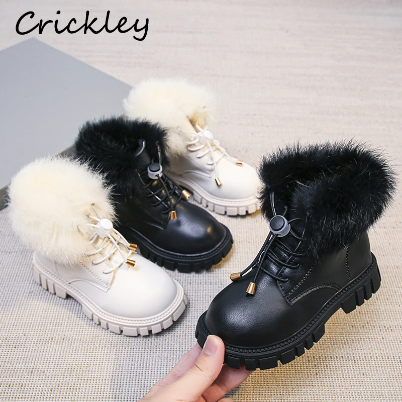 

Зимние плюшевые теплые модные ботинки для девочек, однотонная искусственная кожа, искусственный мех, короткая обувь для детей, мягкая подош...