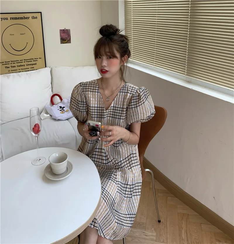 

Retro Plaid Loose V-neck Puffy Dress Xt21040405