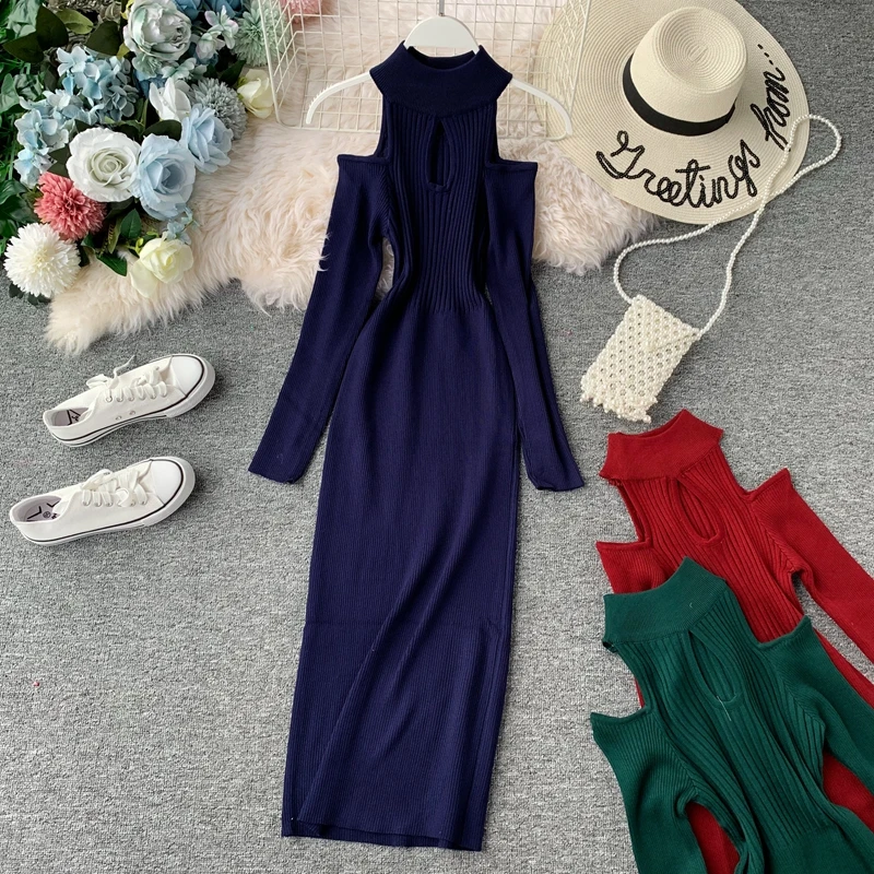 Женское трикотажное платье с открытыми плечами однотонное рваное облегающее