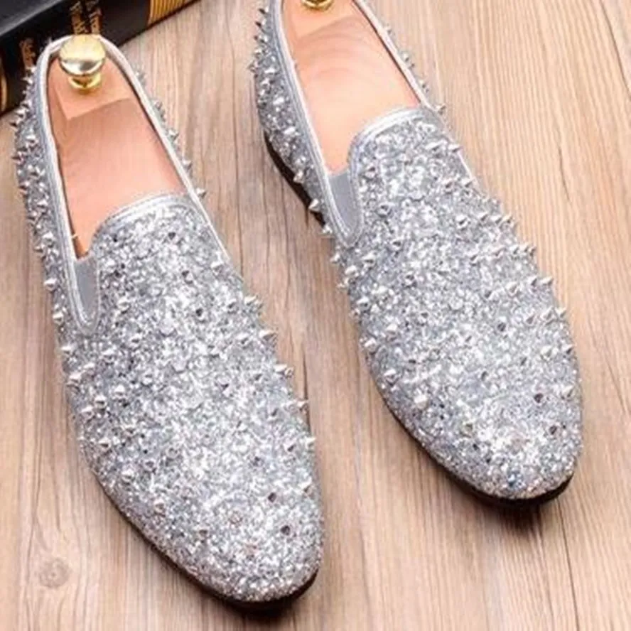 Туфли мужские с заостренным носком кожа плоская подошва заклепки металлическая