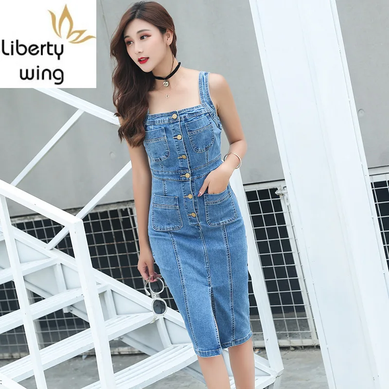 Платье Карандаш женское джинсовое средней длины на тонких бретельках с