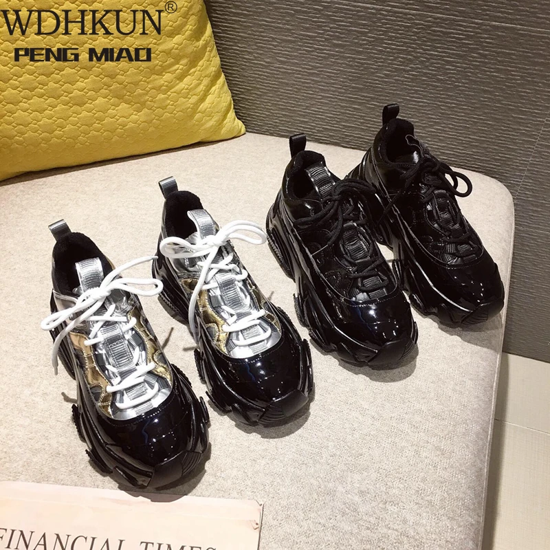 Женские массивные кроссовки из лакированной кожи серебристые повседневные