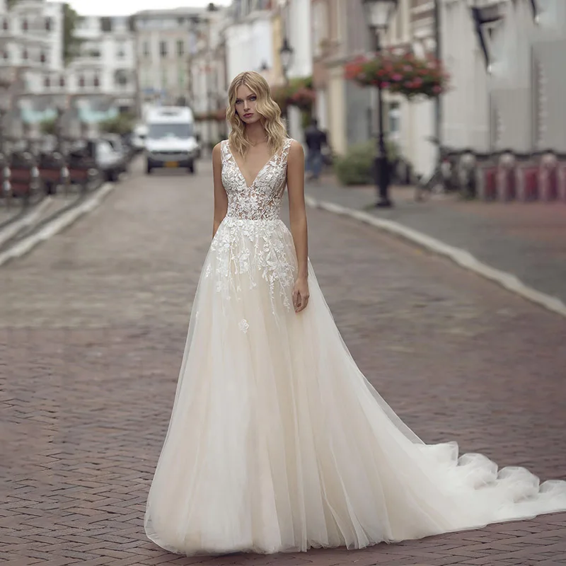 

Stylish Deep V-Neck Wedding Dresses Sleeveless Appliques Backless Court Train Bridal Gowns Custom Plus Size
