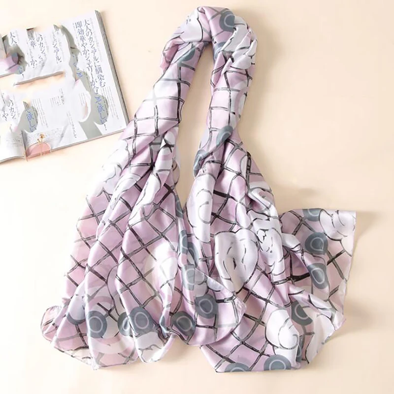 

Fashion Woman Seaside Holiday Sunscreen Scarf Summer Beach Lady Shawls Vintage Imitated Silk Fabric Printing Tassel Scarves