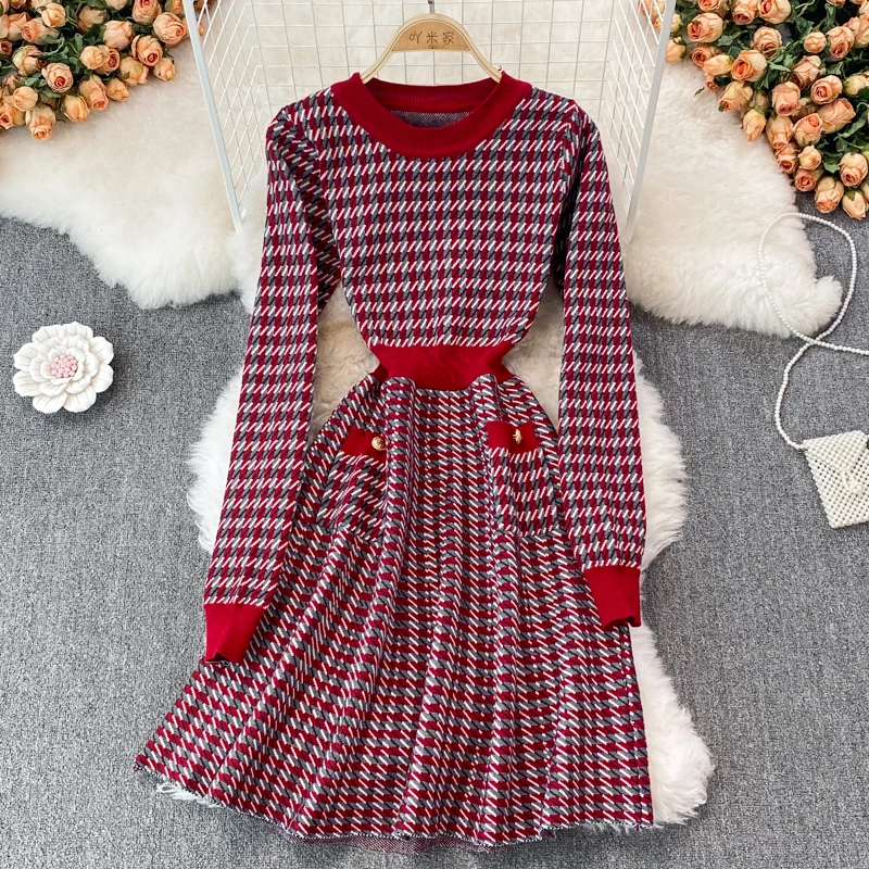 Женское трикотажное платье-свитер в клетку красное контрастное Повседневное
