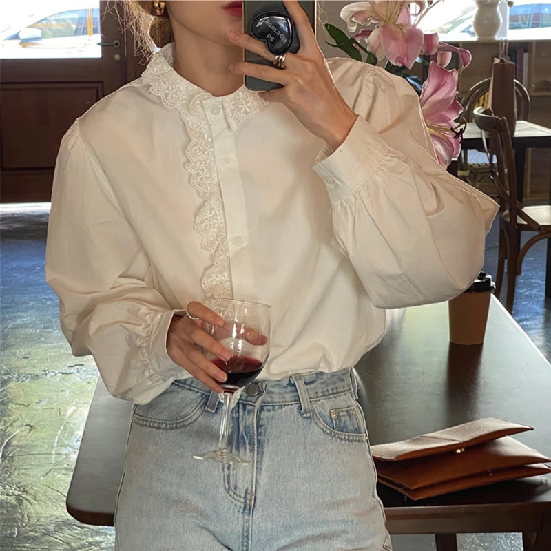 

Корейская шикарная Весенняя французская элегантная кружевная строчка в стиле ретро свободная универсальная белая рубашка с длинным рукав...