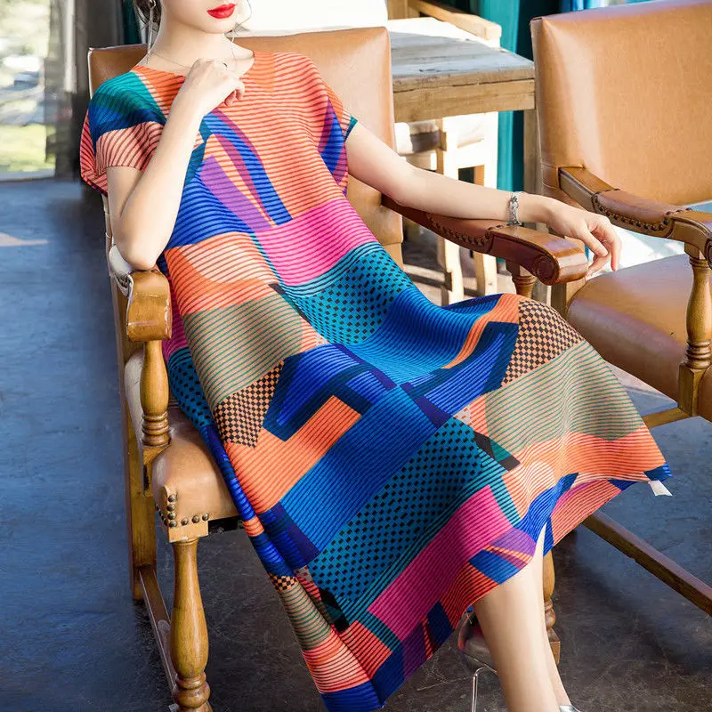 

Летняя Корейская версия плиссированного платья, новинка 2022, цветной контрастный принт, средней длины, уменьшающий возраст