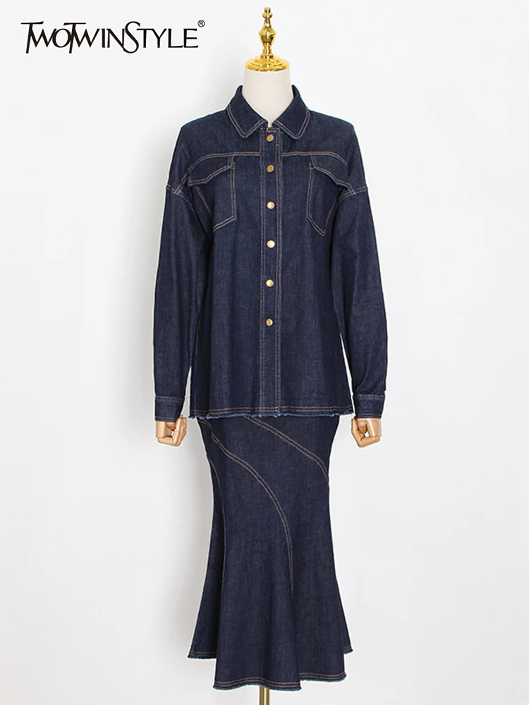 

Женский Повседневный комплект из двух предметов TWOTWINSTYLE, джинсовый топ с отложным воротником, длинными рукавами и карманами, с высокой талие...