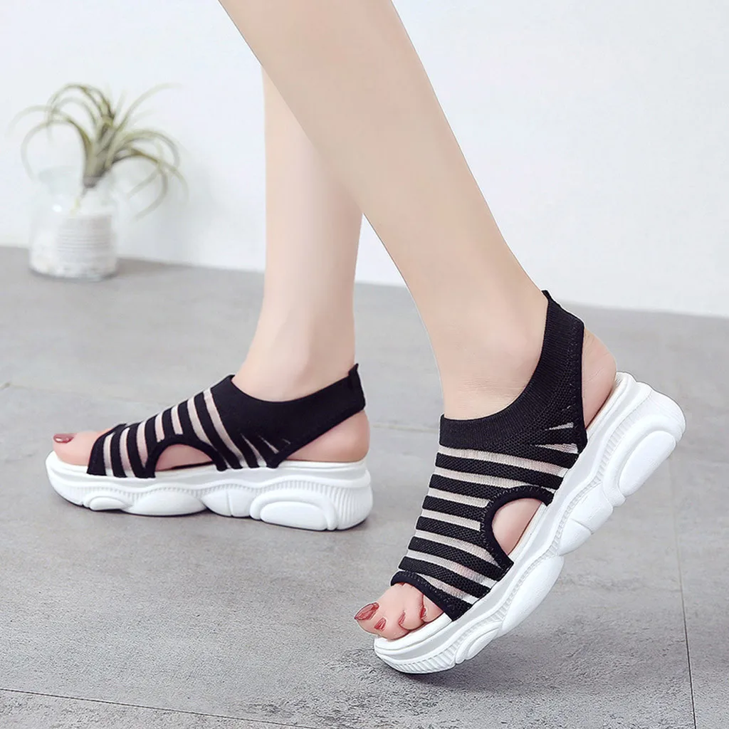 Женские босоножки Модель 2020 года Модные дышащие на танкетке Цвет черный белый