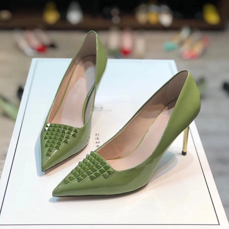 2020 женская кожаная сумка шипами Лаковая кожа с заклепками точка Обувь на высоком