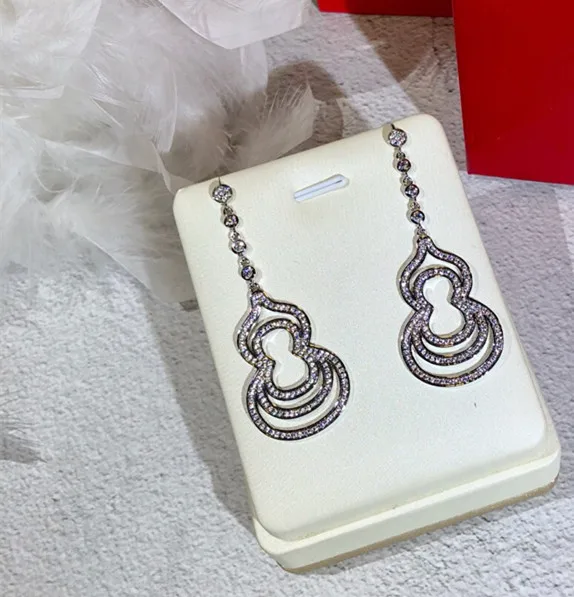 Популярные ювелирные изделия известного бренда длинные висячие серьги в виде