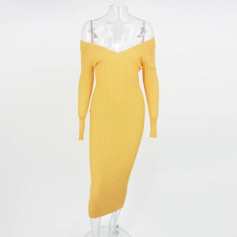 Женское трикотажное облегающее платье-свитер с открытыми плечами | Женская