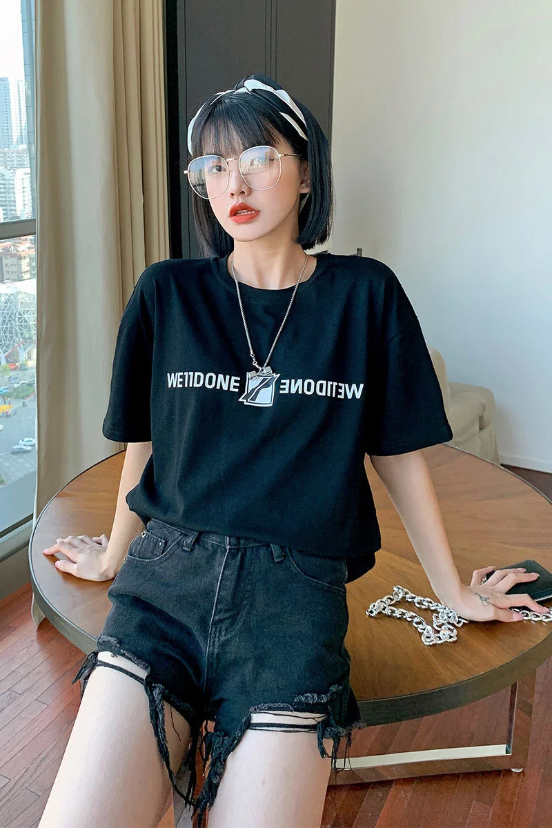 

Футболка унисекс с короткими рукавами и надписью «WE11DONE»