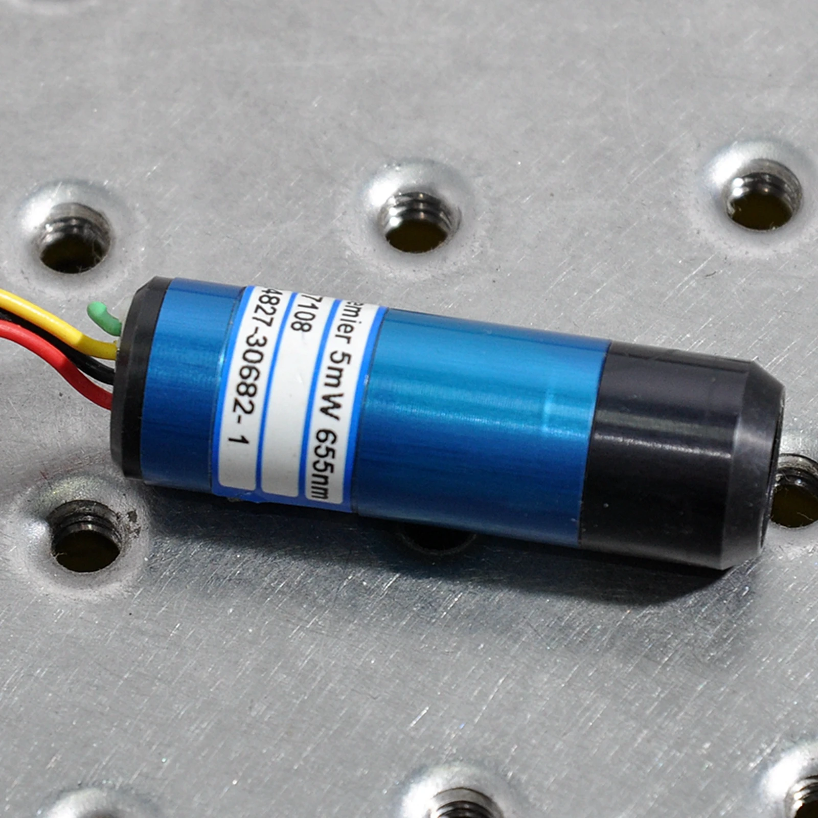 Используется красный точечный Лазер 655 нм 5 мВт