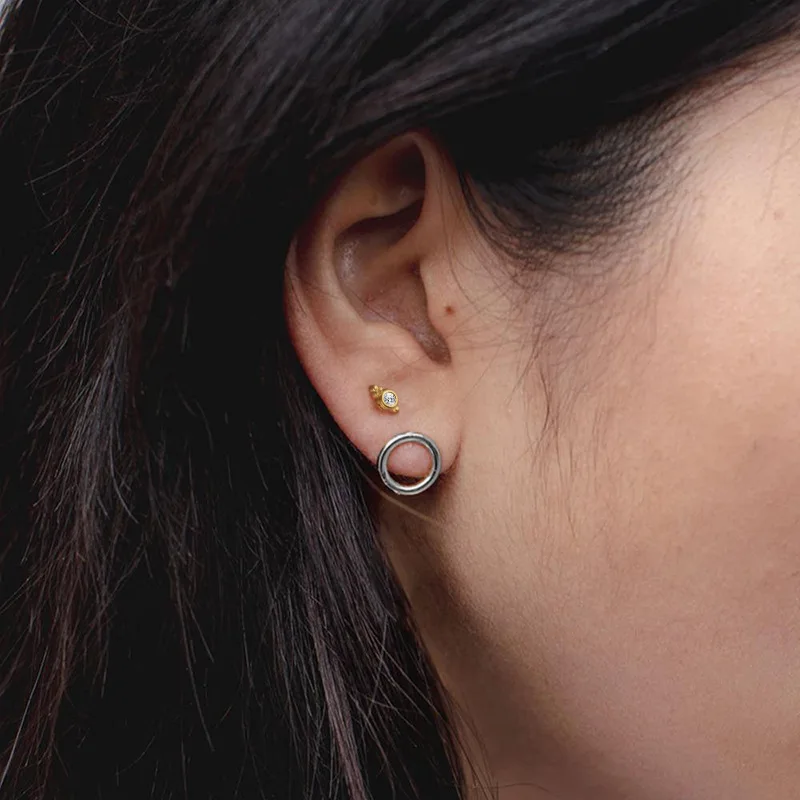 Геометрические циркониевые инкрустированные серьги-гвоздики золотого цвета 925