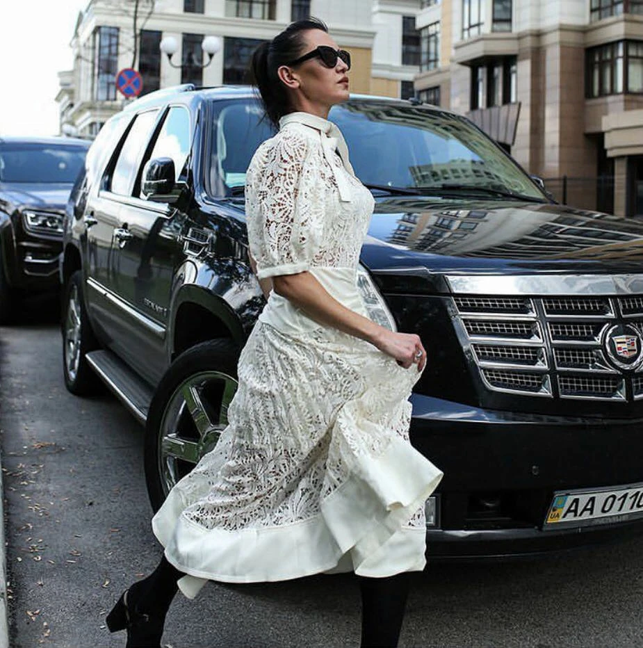 Кружевное платье миди кремового цвета с цветочной вышивкой Королевский наряд