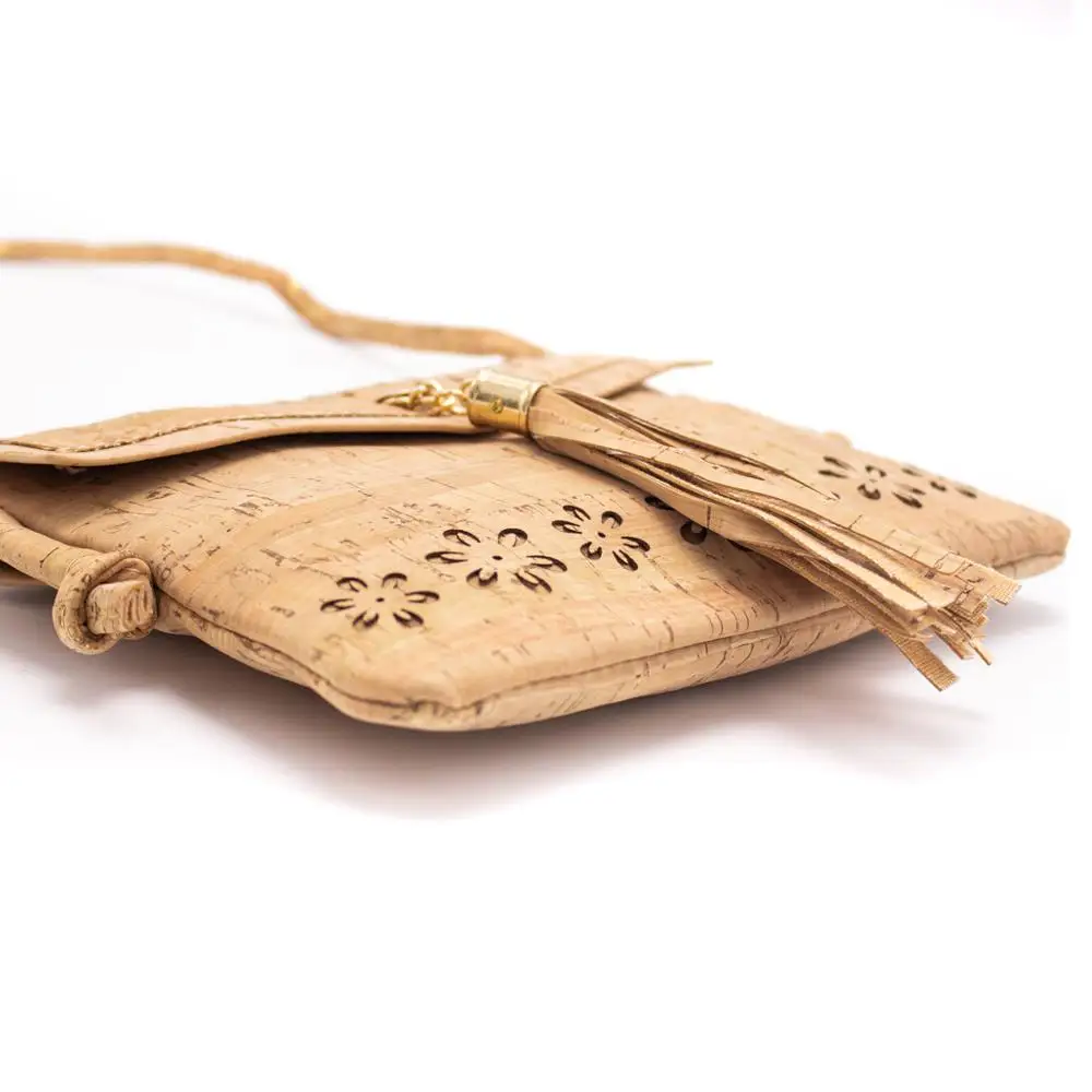 Женская маленькая сумка-мессенджер из натуральной пробки с кисточкой лазерной