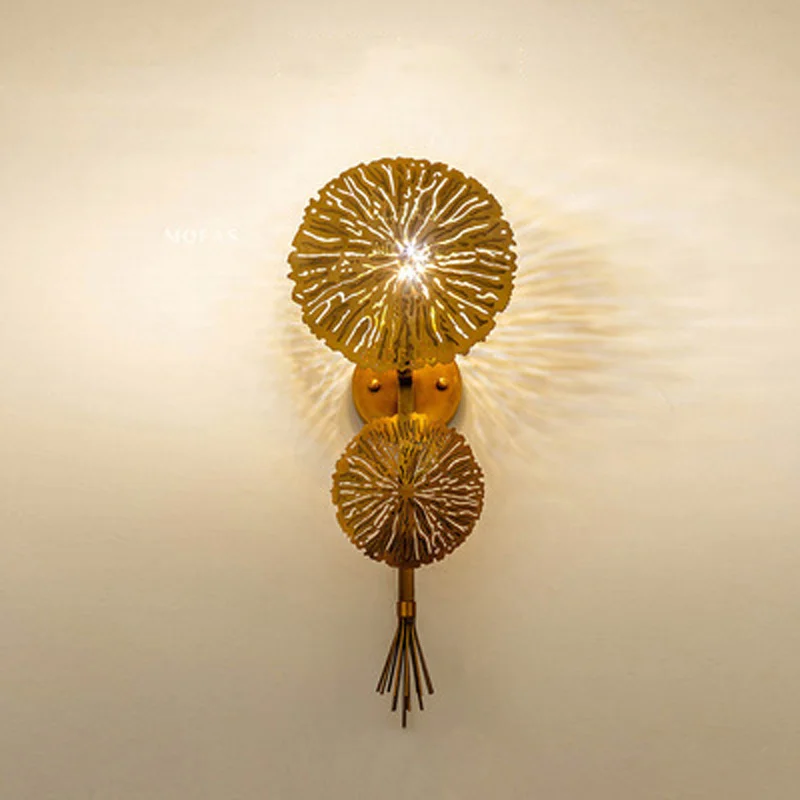 Lámpara de pared creativa posmoderna E14, decoración de pared de hoja de loto dorada de lujo, sala de estar, dormitorio, mesita de noche, iluminación de pasillo de Hotel