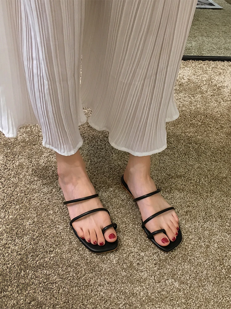 

Slippers women 2021 new summer Rome retro fashion all-match net red flat sandals with the same paragraph.
