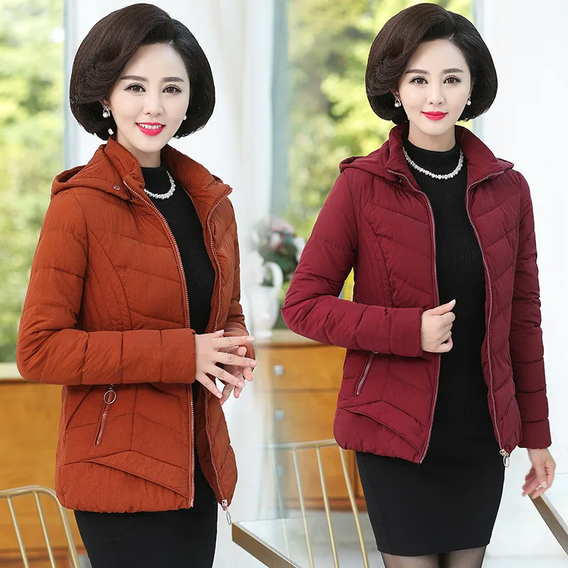 Женская короткая куртка однотонная приталенная верхняя одежда с капюшоном