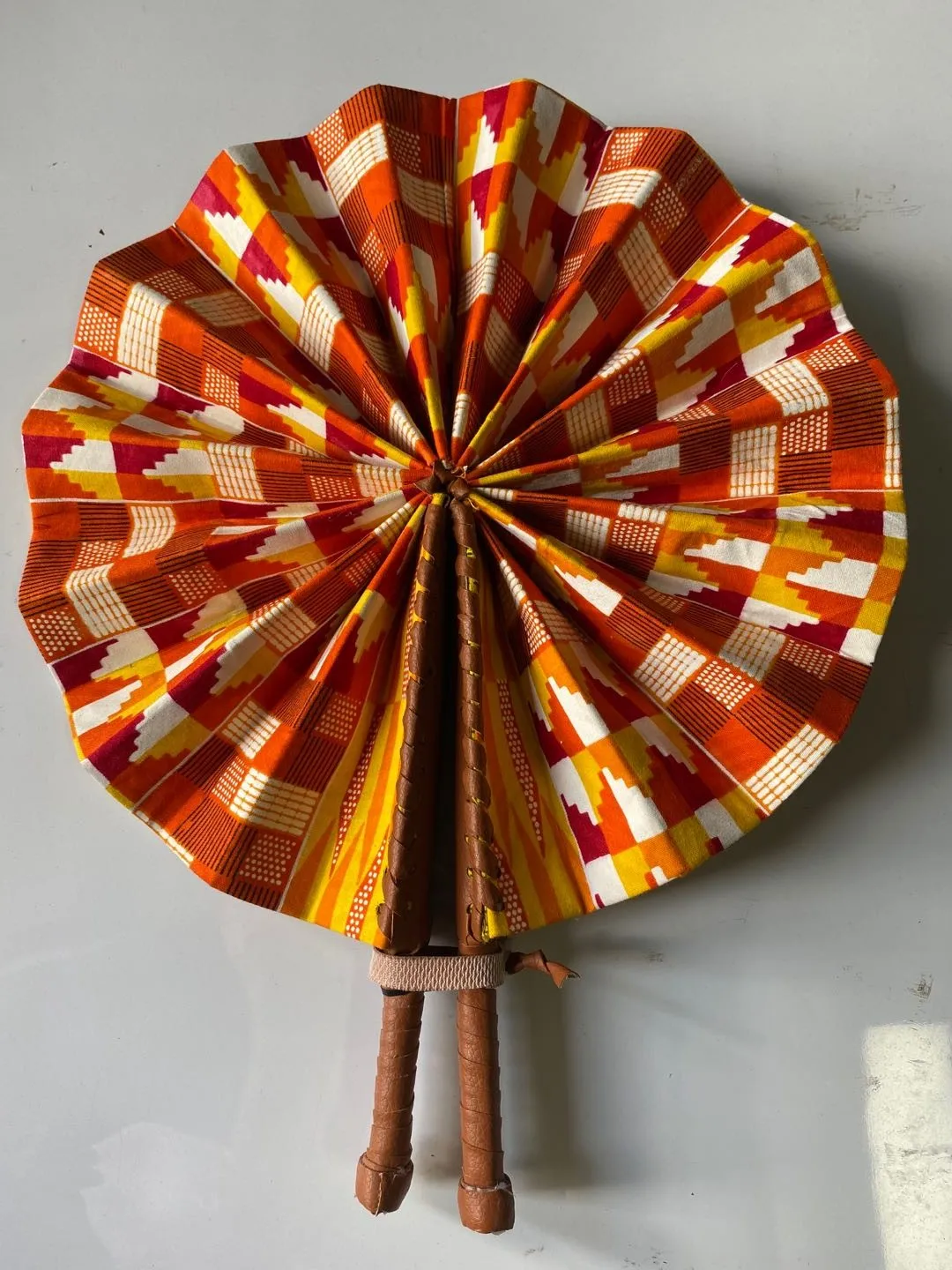 Африканский восковой принт ткани с кожаным складным веером узор Искусство