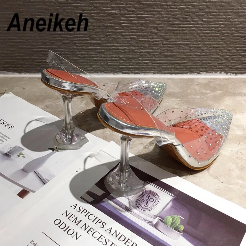 Aneikeh блестящие прозрачные женские босоножки из ПВХ; туфли на высоком каблуке с острым носком, украшенные кристаллами; женские туфли-лодочки из плексигласа на шпильке с ремешком сзади