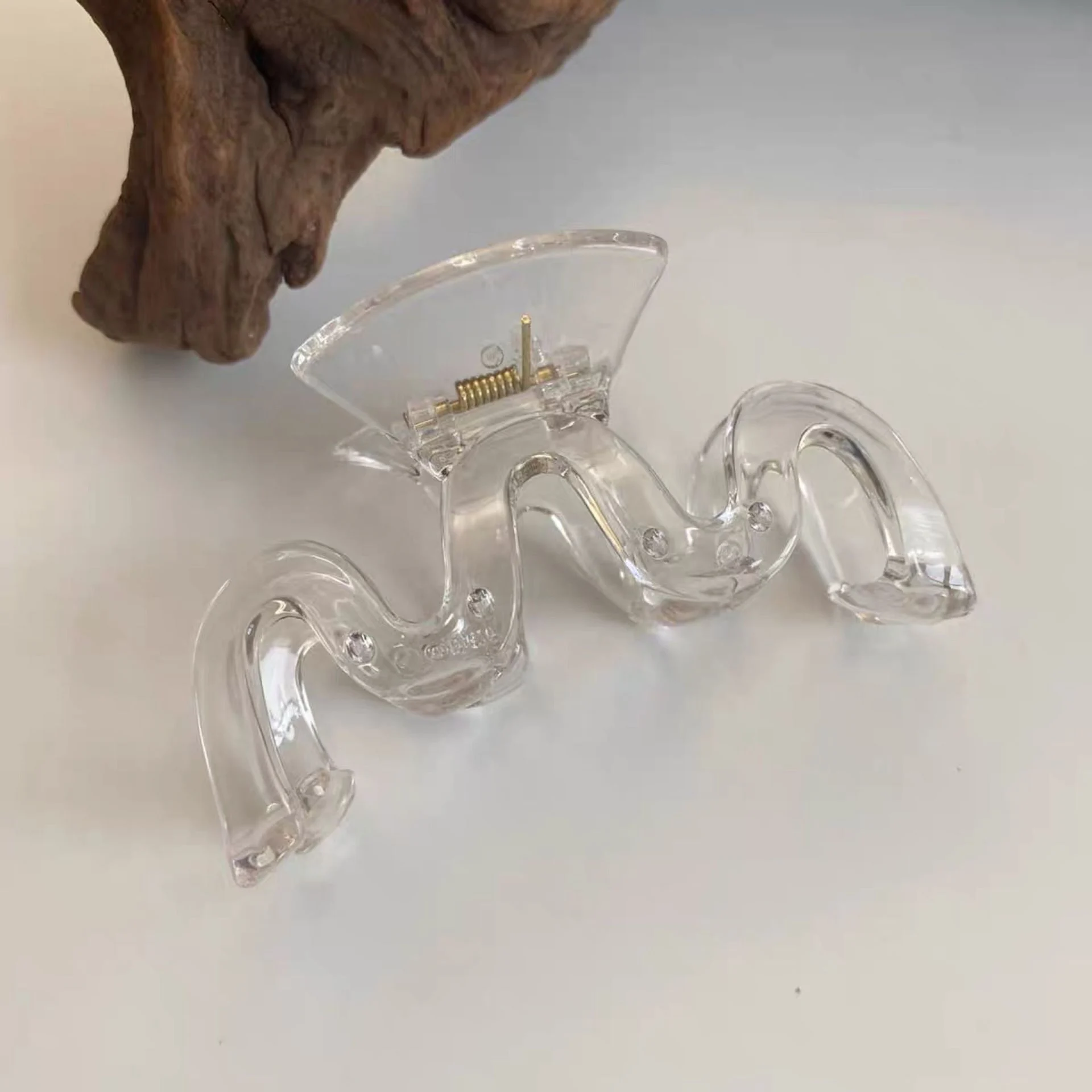 

Korean Acrylic Hair Claws Big Size Wave Shape Hair Crabs Clip Solid Color Hair Clamps For Women Fashion Hair Accessories 2021