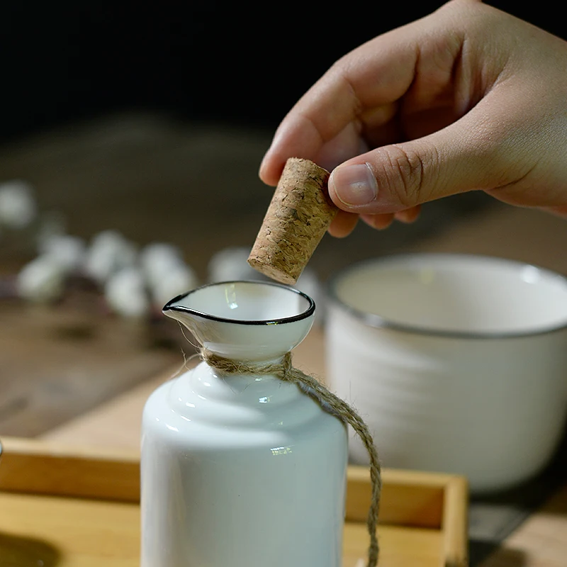 Керамический согревающий чайник в старинном стиле белого и желтого цвета для