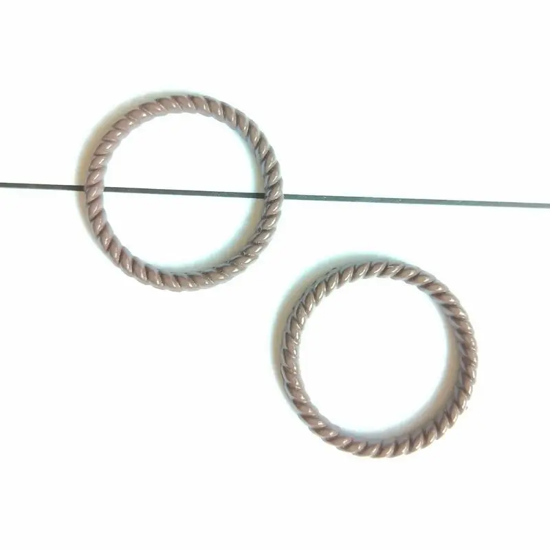 Простые и свежие разноцветные кольца на спирали в японском южнокорейском стиле