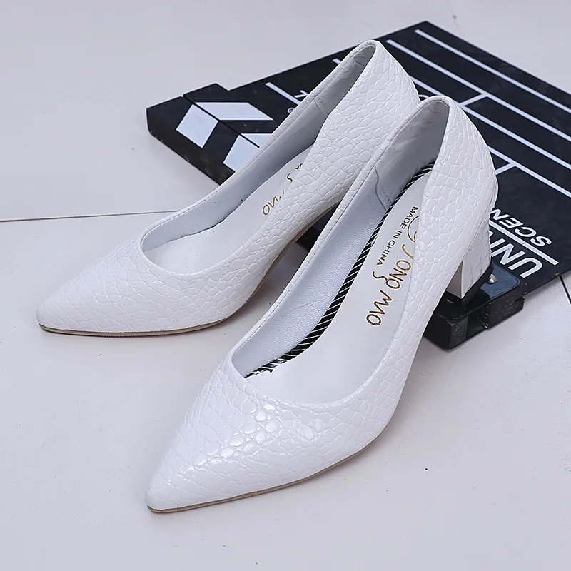

2018 autumn new pointed ladies high heels shallow mouth professional shoes large size thick with single shoes female 6cm