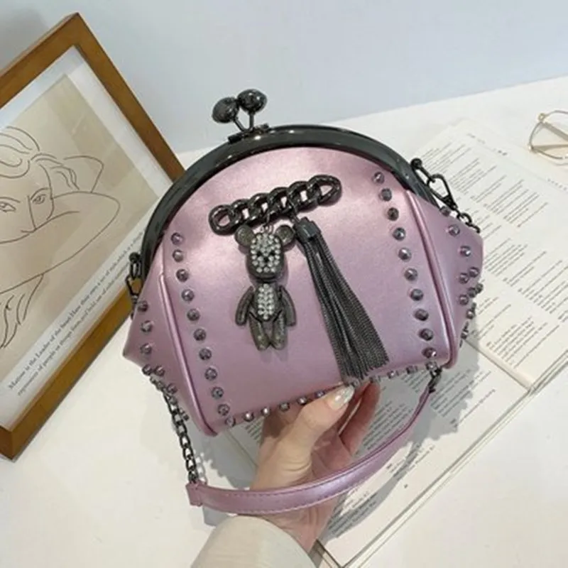 

Женская сумка через плечо с заклепками, сумка-мессенджер с цепочкой и кисточкой в Корейском стиле, сумка-Кроссбоди с зажимом под крокодила, ...