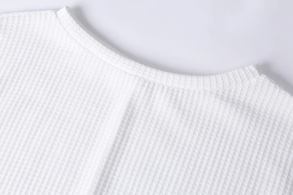 Вязаный пуловер с открытым плечом вышивкой и длинными расклешенными рукавами |