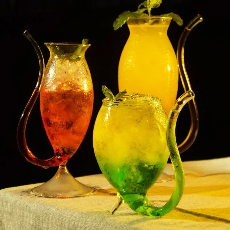 В форме белки стеклянный бокал с присоской в сердца высасывает кровь ночной