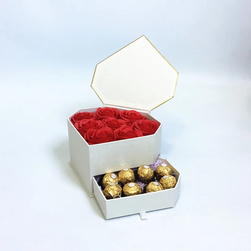 Подарочная коробка с алмазным ящиком и цветами праздничная розами на День