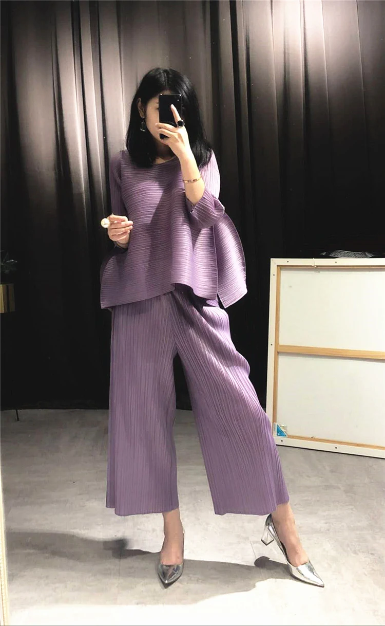 Женский костюм-двойка из топа с круглым вырезом и брюк широкими штанинами |