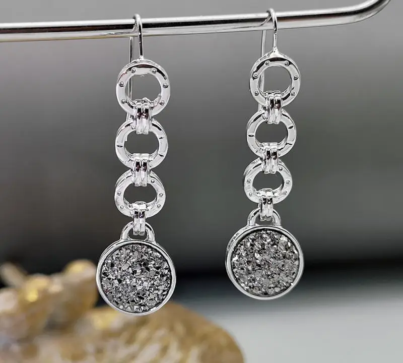 

Vintage Silver Metal Long Pendant Swing Earrings Hollow Round Chain Chain Black Crystal Fashion Woman Earrings Jewelry