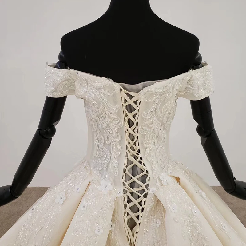 

2020 Arabic Wedding Dresses Dubai Short Sleeves Lace Applique Sequin Illusion Back Petite Wedding Dress Vestido De Festa