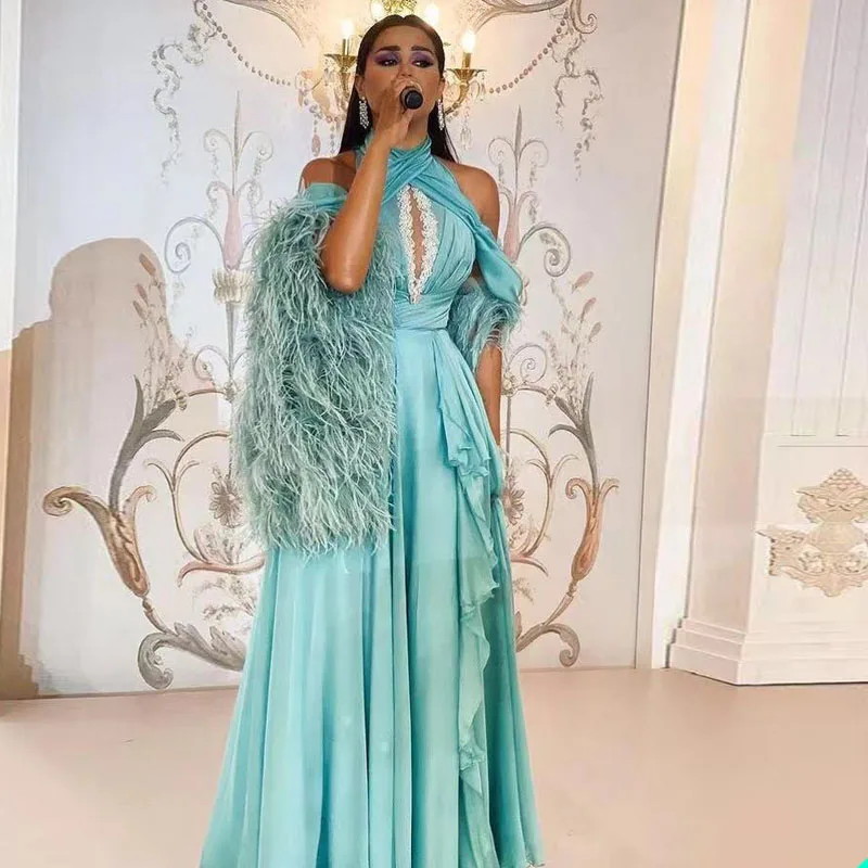 

Платье вечернее в пол без рукавов с перьями и кружевной аппликацией