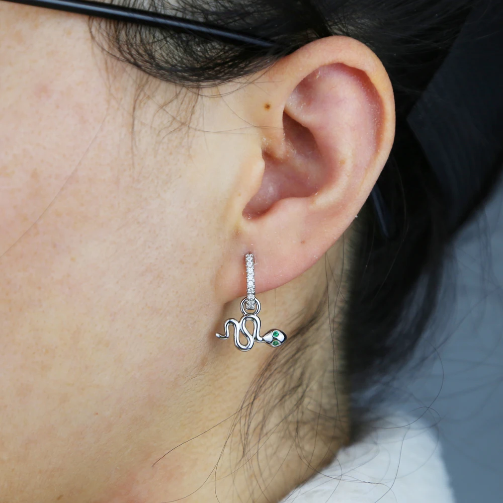 Серьги-кольца женские золотистые в виде змеи с фианитами