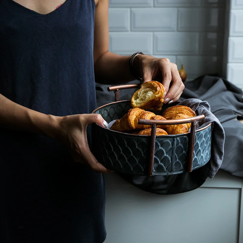 

Европейская винтажная корзина для хлеба и фруктов ручной работы, круглые антикварные металлические лотки с ручками, ретро стол, Кухонное хр...