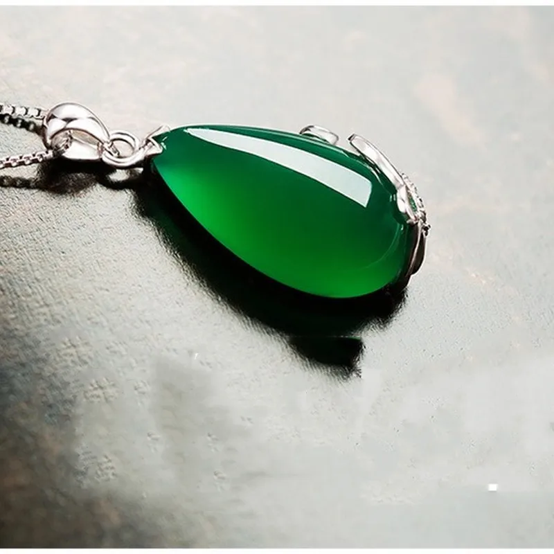 Ожерелье с подвеской-бабочкой из натурального зеленого халцедона резьбой в виде