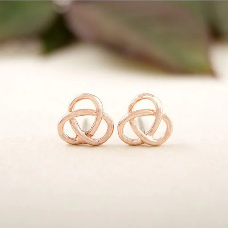 

Модные серьги-гвоздики с тремя кругами и тремя лепестками