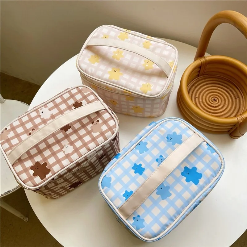 

Новая косметичка в клетку в виде медведя, сумка для мытья большой емкости, косметичка, водонепроницаемая Портативная сумка для хранения